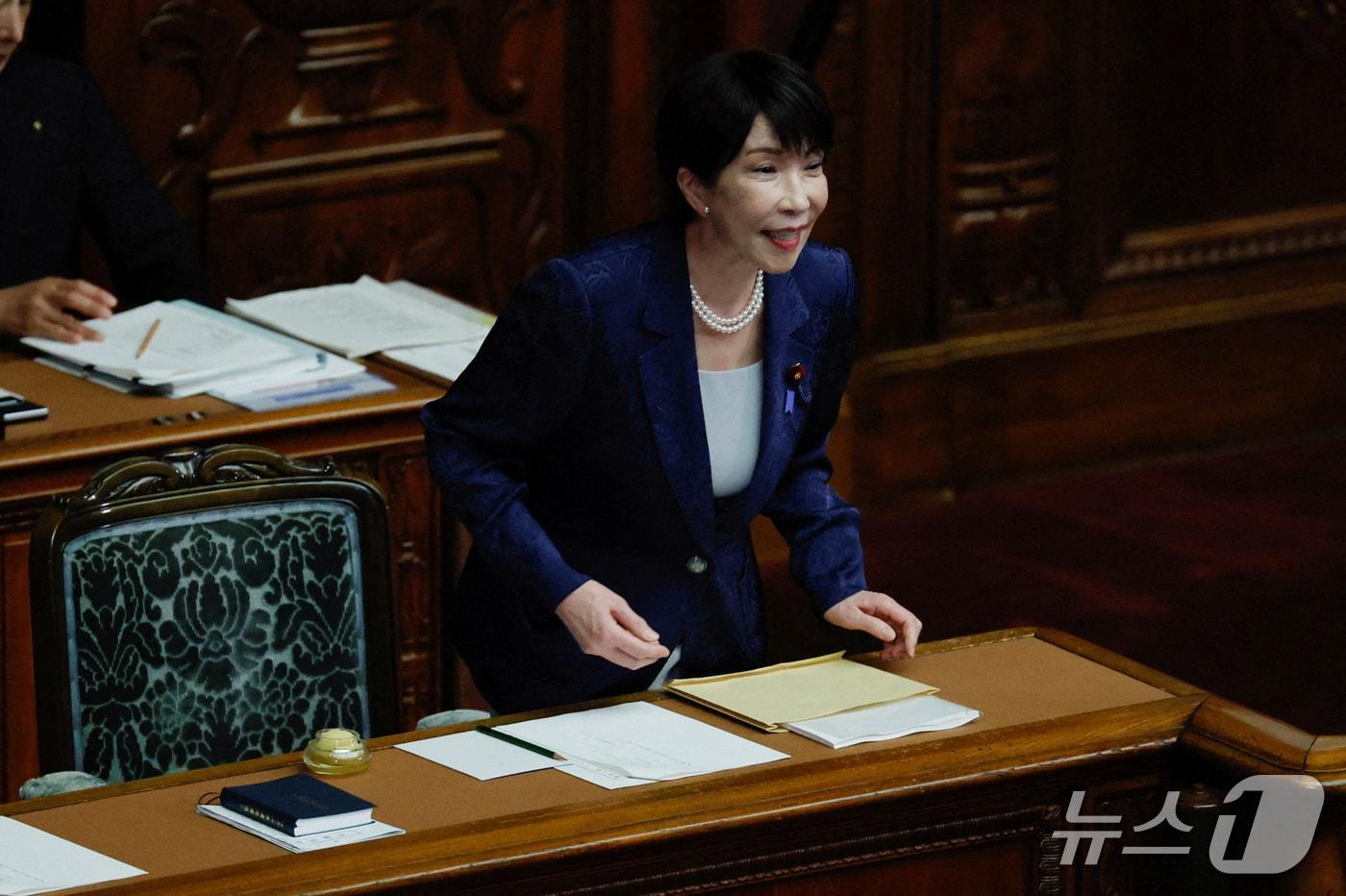 본문 이미지 - 다카이치 사나에 일본 총리가 5일 의회에서 소신 표명 연설을 하기 전 준비하고 있다. 2026.10.5 ⓒ 로이터=뉴스1