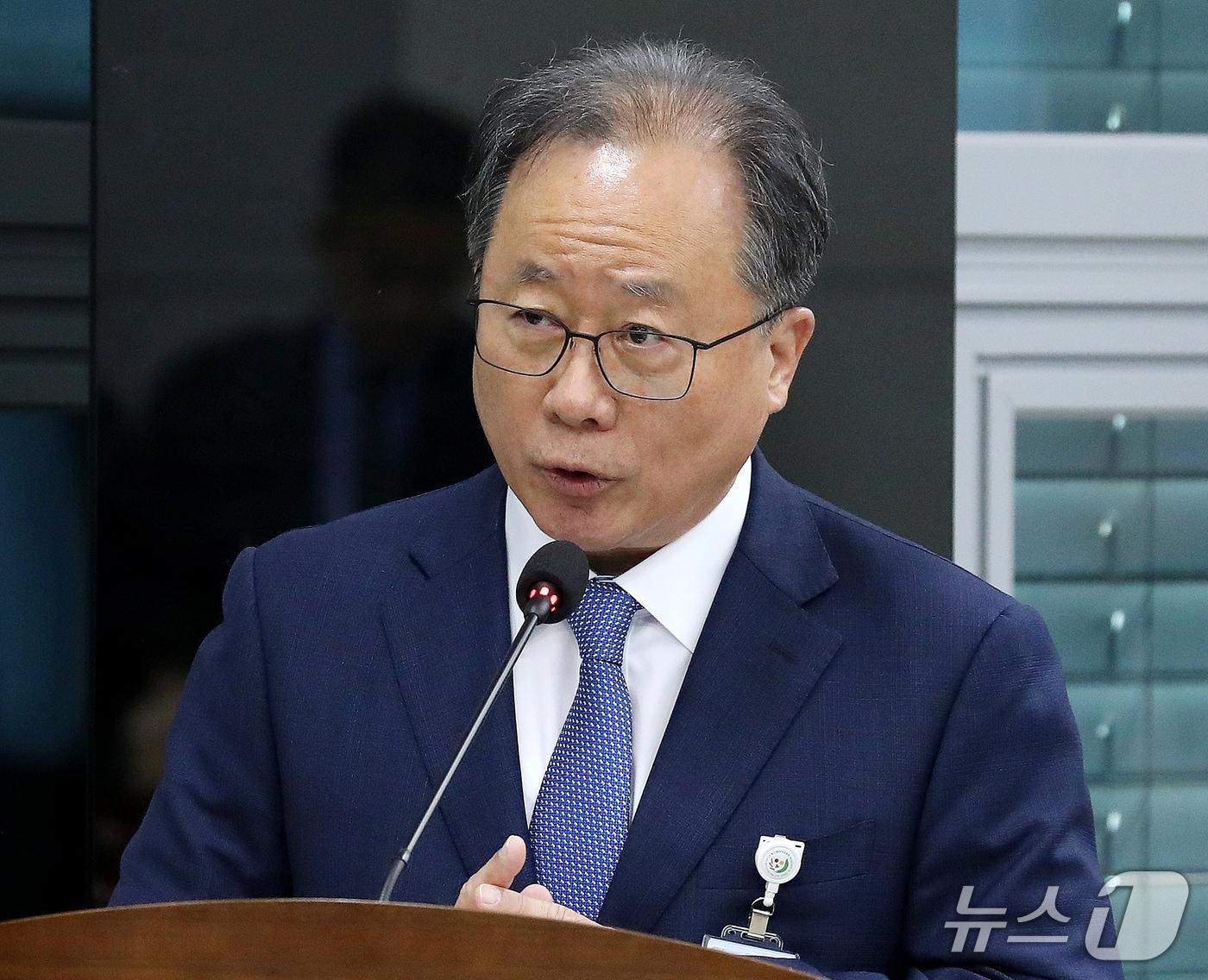 본문 이미지 - 김석준 부산교육감이 20일 부산 부산진구 부산교육청에서 열린 교육위원회의 부산교육청·울산교육청·경남교육청·대구교육청·경북교육청·강원교육청에 대한 국정감사에서 업무보고를 하고 있다. 2026.10.20 ⓒ 뉴스1 윤일지 기자
