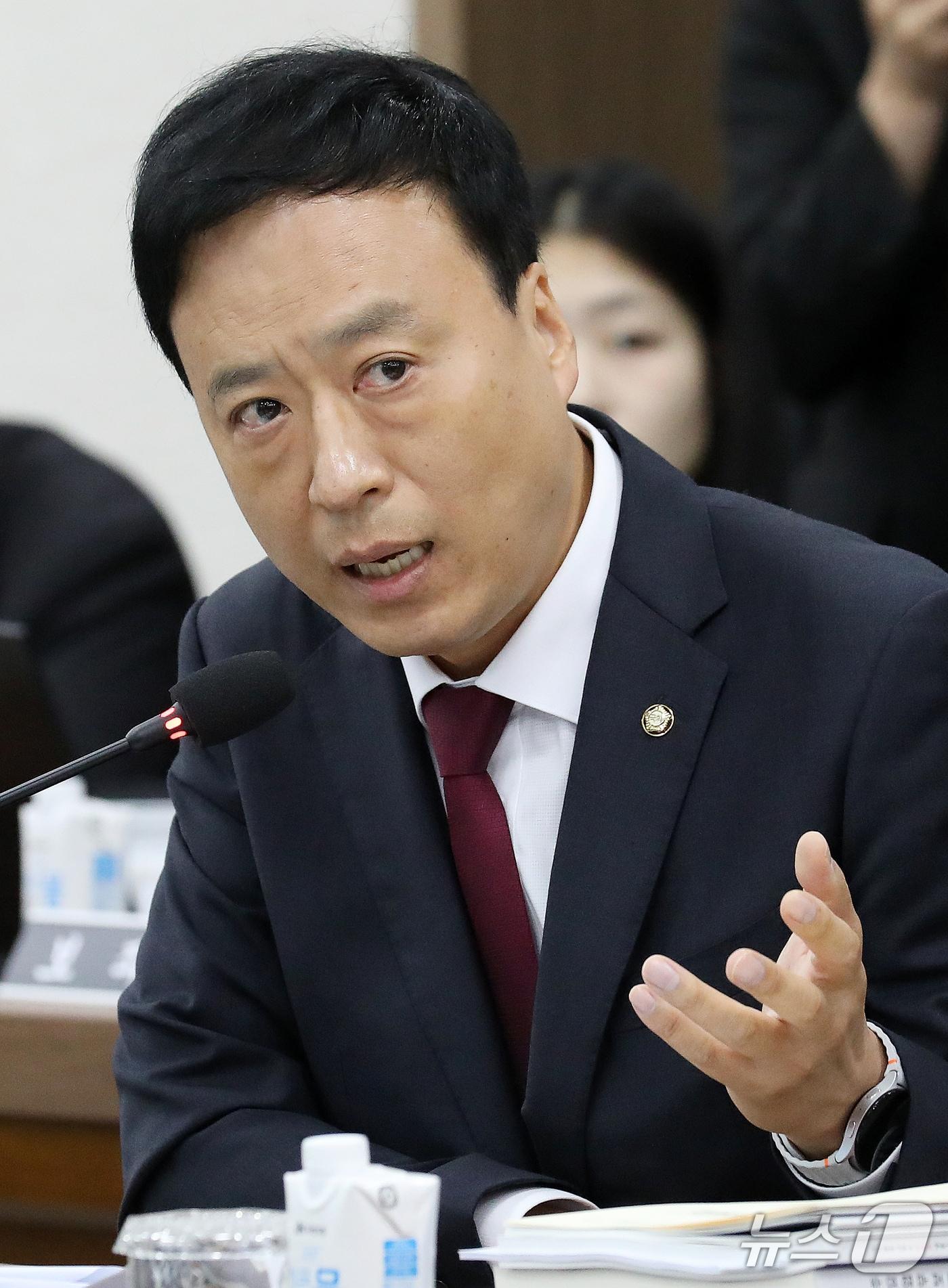 본문 이미지 - 정성국 국민의힘 의원이 20일 부산교육청·울산교육청·경남교육청·대구교육청·경북교육청·강원교육청에 대한 국정감사에서 질의하고 있다. 2026.10.20 ⓒ 뉴스1 윤일지 기자