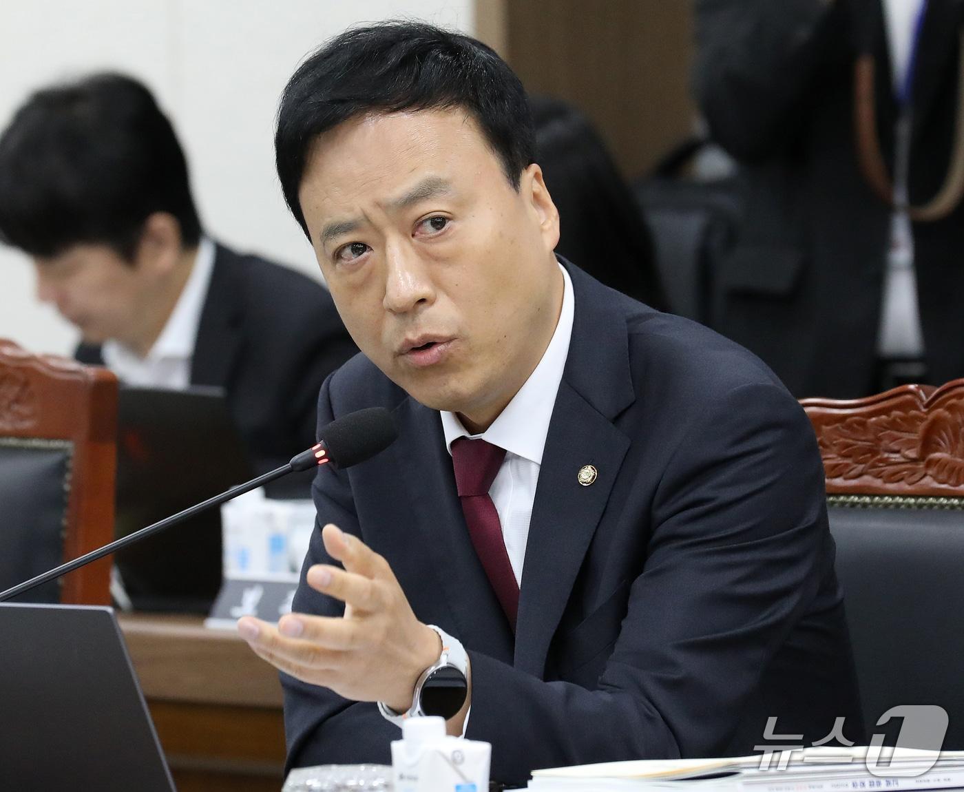 본문 이미지 - 정성국 국민의힘 의원이 20일 부산교육청·울산교육청·경남교육청·대구교육청·경북교육청·강원교육청에 대한 국정감사에서 질의하고 있다. 2026.10.20 ⓒ 뉴스1 윤일지 기자