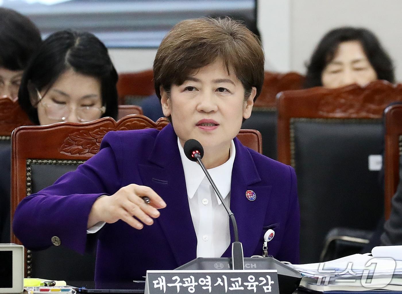 본문 이미지 - 강은희 대구교육감이 20일 부산 부산진구 부산교육청에서 열린 교육위원회의 부산교육청·울산교육청·경남교육청·대구교육청·경북교육청·강원교육청에 대한 국정감사에서 의원 질의에 답변하고 있다. 2026.10.20 ⓒ 뉴스1 윤일지 기자