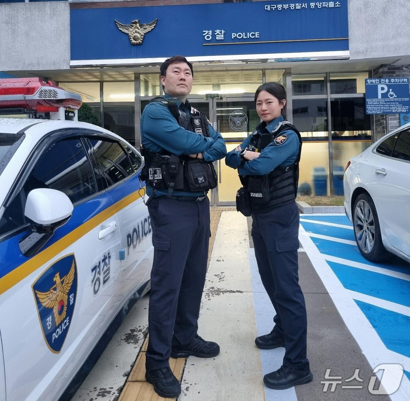 본문 이미지 - 대구경찰청이 20일 제81주년 경찰의 날(10월 21일)을 맞아 특별한 이력과 활약을 보인 경찰관들을 소개했다. 사진은 중부경찰서 최성렬 경위와 황보정 순경. (대구경찰청 제공. 재판매 및 DB 금지)/뉴스1