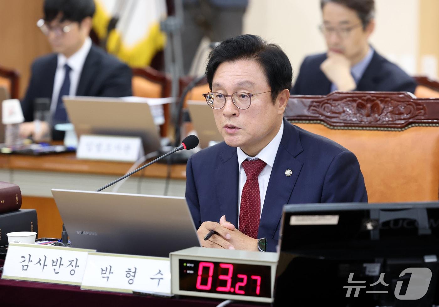 본문 이미지 - 박형수 국민의힘 의원(감사반장)이 20일 대구 수성구 범어동 대구고등법원에서 열린 국회 법제사법위원회(법사위)의 대구고등·지방·가정·회생법원, 부산고등·지방·가정·회생법원, 울산지방·가정법원, 창원지방법원에 대한 2026년도 국정감사에서 질의하고 있다. 2026.10.20 ⓒ 뉴스1 공정식 기자