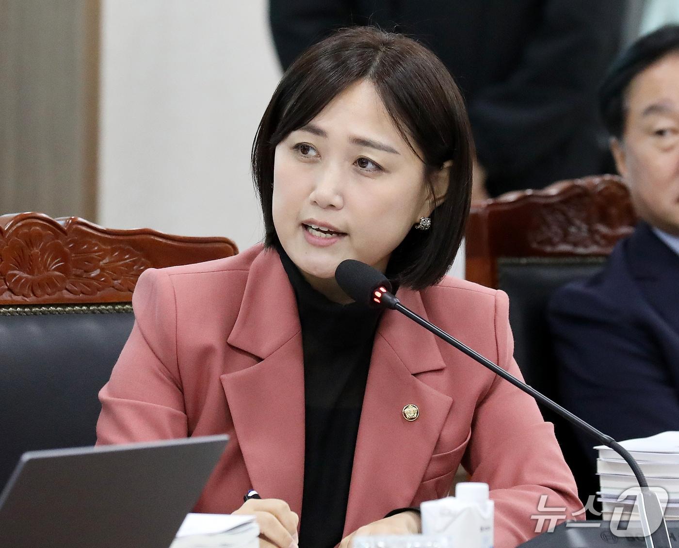 본문 이미지 - 백승아 더불어민주당 의원이 20일 부산교육청·울산교육청·경남교육청·대구교육청·경북교육청·강원교육청에 대한 국정감사에서 질의하고 있다. 2026.10.20 ⓒ 뉴스1 윤일지 기자