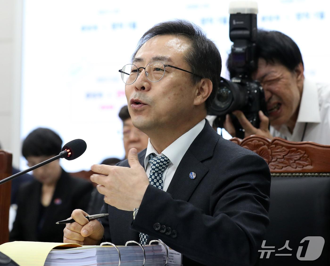 본문 이미지 - 강삼영 강원교육감이 20일 부산 부산진구 부산교육청에서 열린 교육위원회의 부산교육청·울산교육청·경남교육청·대구교육청·경북교육청·강원교육청에 대한 국정감사에서 의원 질의에 답변하고 있다. 2026.10.20 ⓒ 뉴스1 윤일지 기자