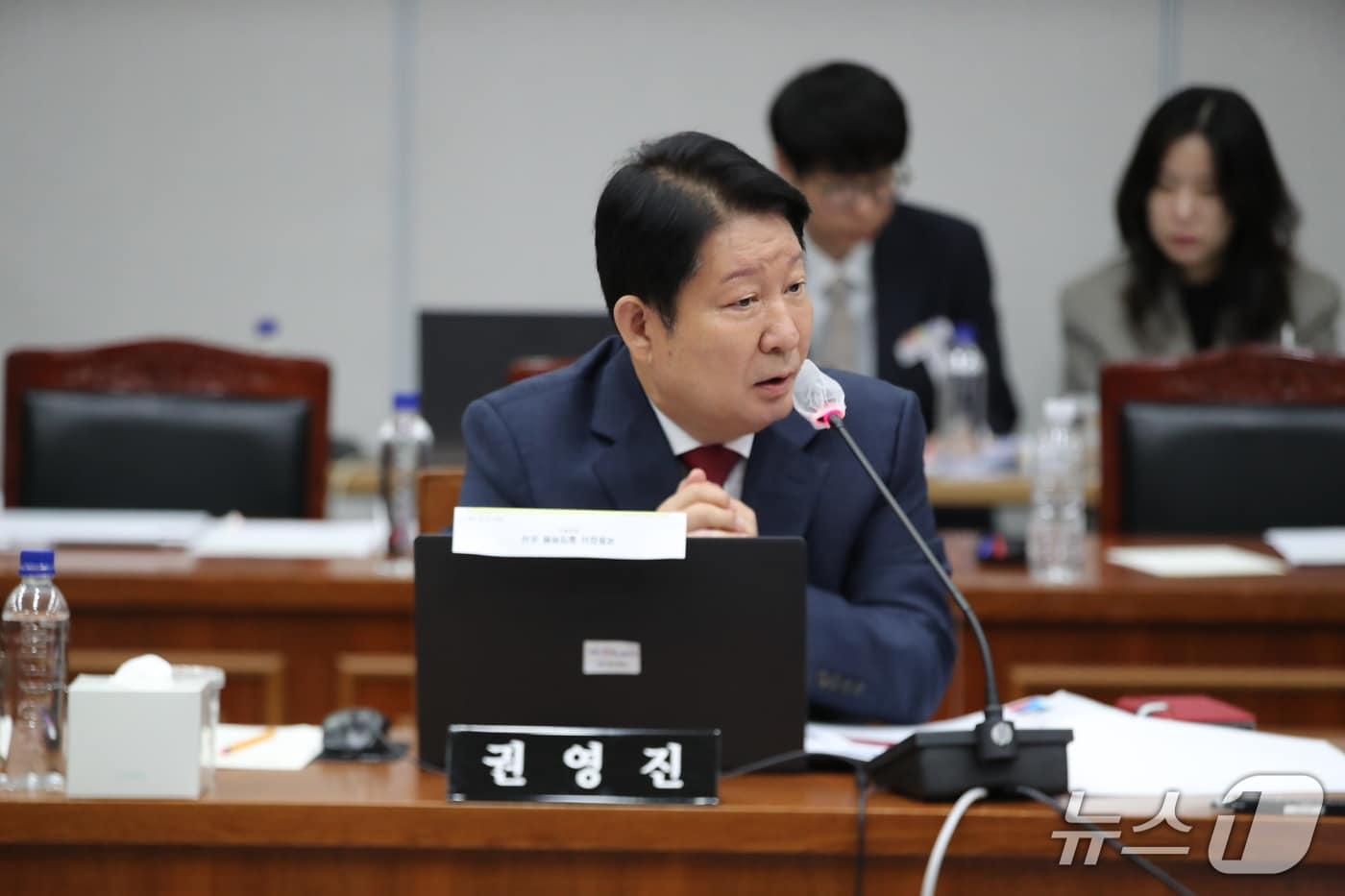 본문 이미지 - 권영진 국민의힘 의원이 20일 경북도청에서 열린 국회 행정안전위원회의 국정감사에서 TK행정통합 문제 등에 대해 질의하고 있다. 2026.10.20 ⓒ 뉴스1 신성훈 기자