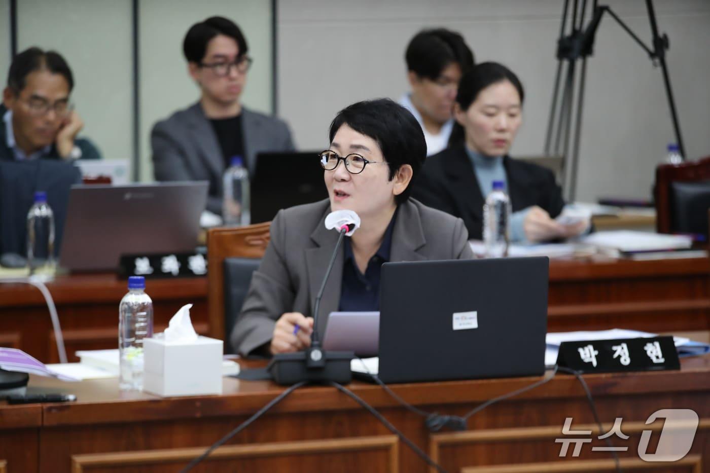 본문 이미지 - 박정현 의원이 20일 경북 안동 경북도청에서 열린 국회 행정안전위원회(행안위)의 2026년도 국정감사에서 질의하고 있다. 2026.10.20 ⓒ 뉴스1 신성훈 기자