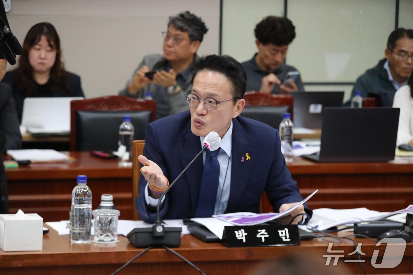 본문 이미지 - 박주민 더불어민주당 의원이 20일 경북 안동 경북도청에서 열린 국회 행정안전위원회(행안위)의 2026년도 국정감사에서 질의하고 있다. 2026.10.20 ⓒ 뉴스1 신성훈 기자