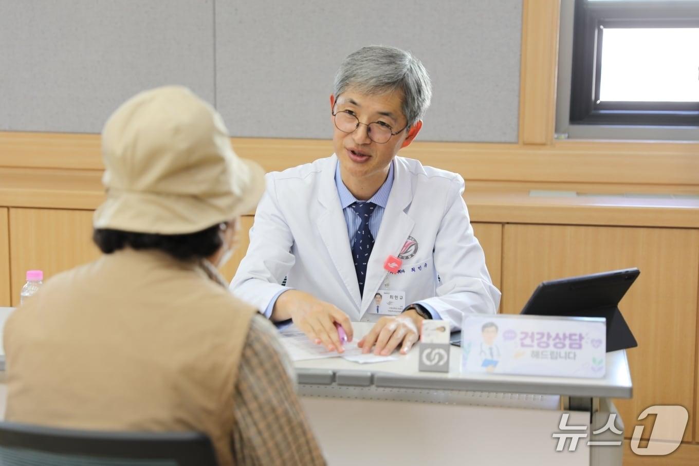 본문 이미지 - 최민규 한림대강남성심병원 교수가 암환자 1대1 건강상담을 진행하고 있다.(한림대강남성심병원 제공)