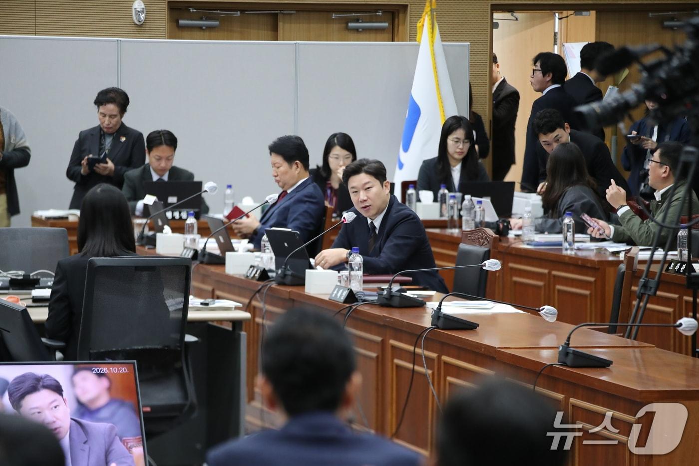 본문 이미지 - 진종오 국민의힘 의원이 20일 경북도청에서 열린 국회 행정안전위원회(행안위)의 2026년도 국정감사에서 질의하고 있다. 2026.10.20 ⓒ 뉴스1 신성훈 기자