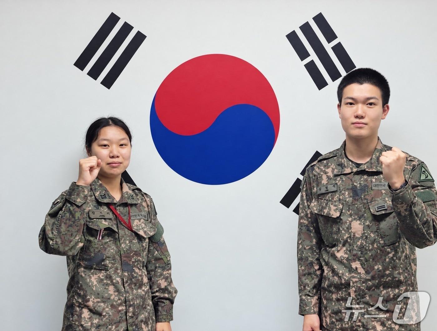 본문 이미지 - 53사단 부산여단 17해안소속 장민서 하사(왼쪽)와 심현석 일병이 기념사진을 촬영하고 있다. (육군 53사단 제공. 재판매 및 DB 금지)/뉴스1