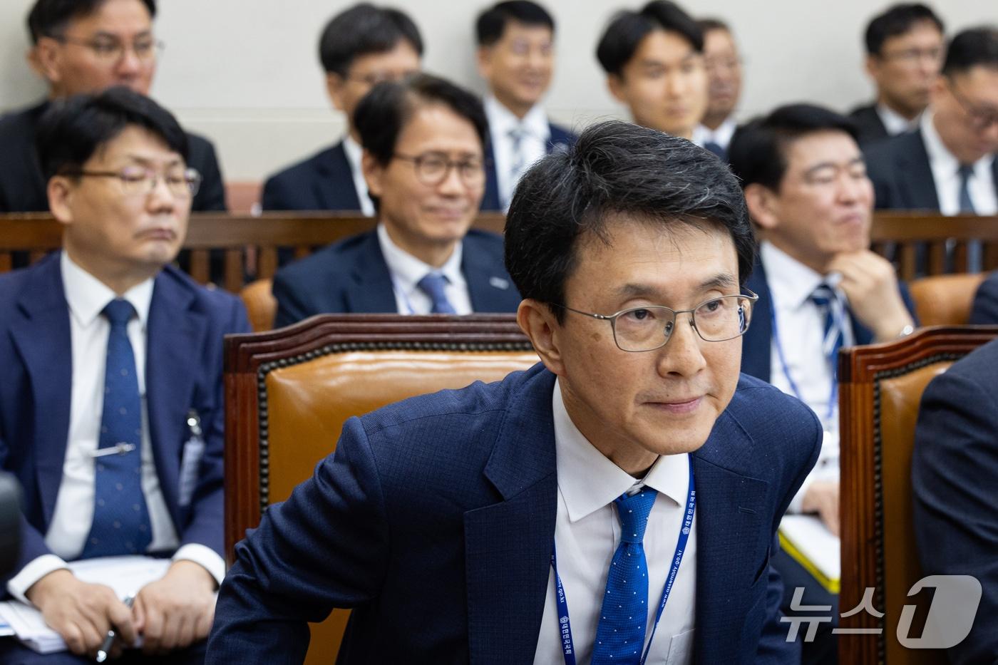 본문 이미지 - 박종원 한미전략투자공사 사장이 20일 서울 여의도 국회에서 열린 재정경제기획위원회의 한국수출입은행 등에 대한 국정감사에 출석해 업무보고를 마친 후 자리에 앉고 있다. 2026.10.20 ⓒ 뉴스1 유승관 기자