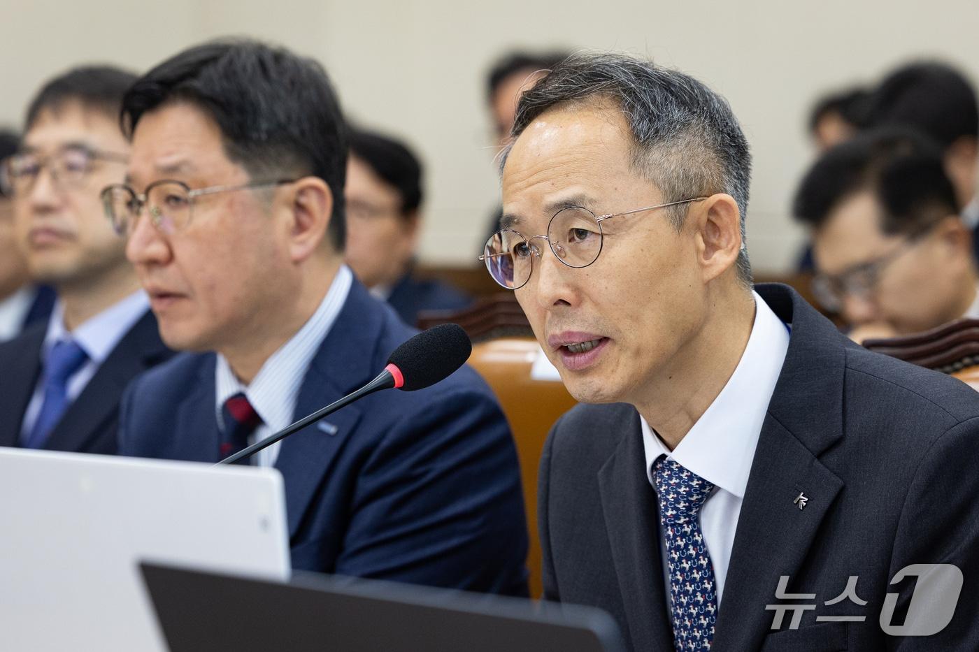 본문 이미지 - 황기연 한국수출입은행장이 20일 서울 여의도 국회에서 열린 재정경제기획위원회의 한국수출입은행 등에 대한 국정감사에 출석해 의원 질의에 답하고 있다. 2026.10.20 ⓒ 뉴스1 유승관 기자