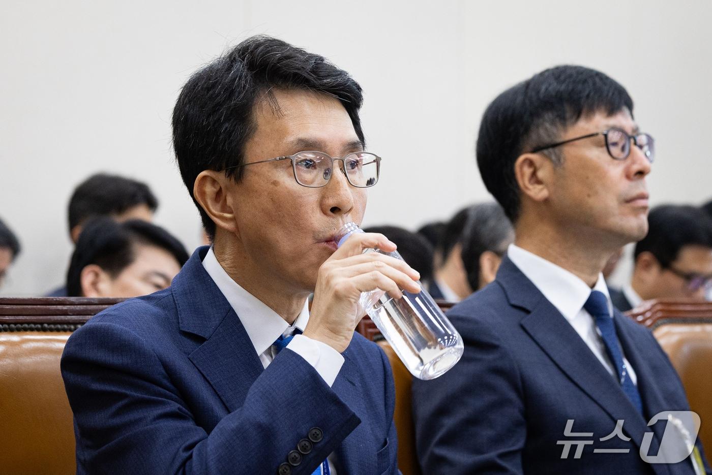 본문 이미지 - 박종원 한미전략투자공사 사장이 20일 서울 여의도 국회에서 열린 재정경제기획위원회의 한국수출입은행 등에 대한 국정감사에 출석해 물을 마시고 있다. ⓒ 뉴스1 유승관 기자