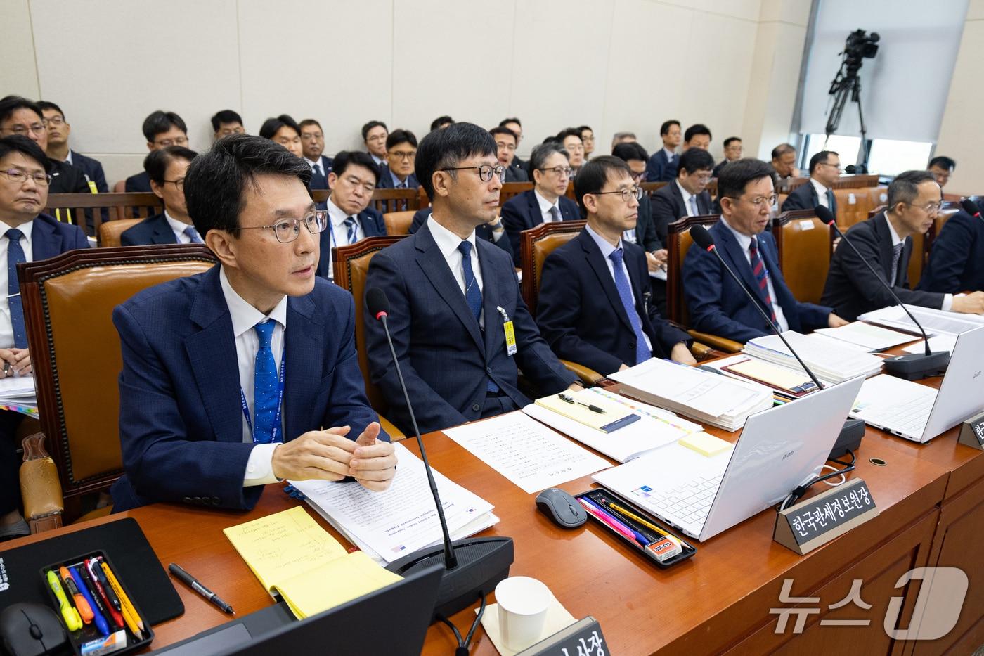 본문 이미지 - 박종원 한미전략투자공사 사장이 20일 서울 여의도 국회에서 열린 재정경제기획위원회의 한국수출입은행 등에 대한 국정감사에 출석해 의원 질의에 답하고 있다. ⓒ 뉴스1 유승관 기자