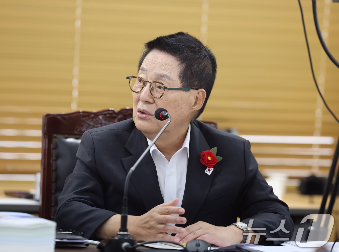 본문 이미지 - 박지원 더불어민주당 의원이 20일 전남광주통합특별시 동구 광주지방법원에서 열린 국회 법제사법위원회의 광주·전주·대전·제주 지역 각급 법원에 대한 국정감사에서 질의하고 있다. 2026.10.20 ⓒ 뉴스1 박지현 기자