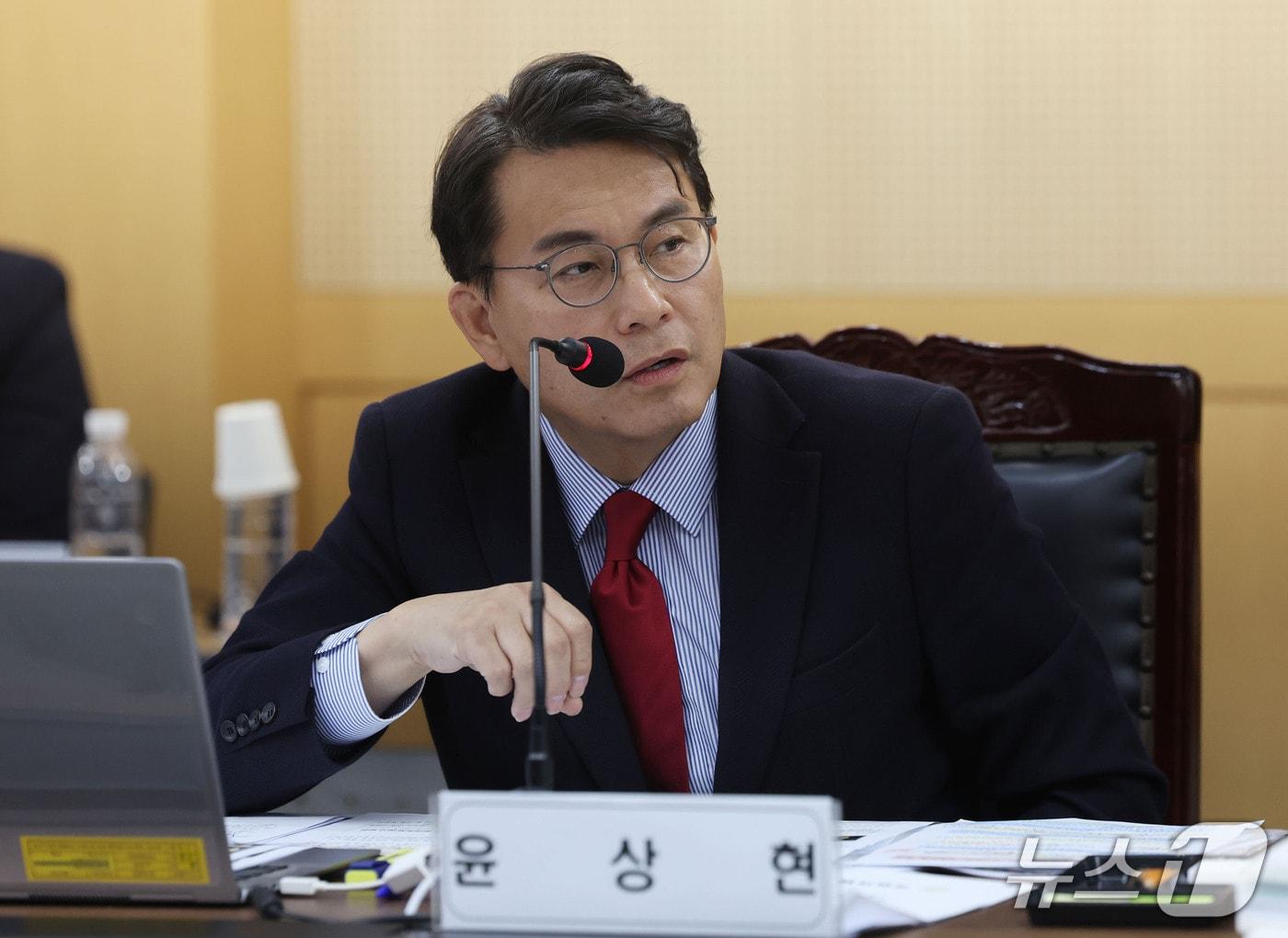 본문 이미지 - 20일 오전 광주지방법원에서 열린 국회 법제사법위원회의 광주·전주·대전·제주 지역 각급 법원에 대한 국정감사에서 윤상현 의원이 질의하고 있다. ⓒ 뉴스1 박지현 기자