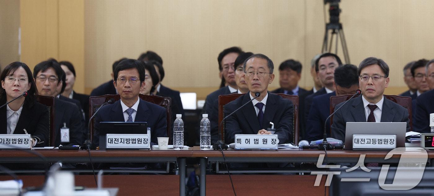 본문 이미지 - 20일 전남광주통합특별시 동구 광주지방법원에서 열린 국회 법제사법위원회의 광주·전주·대전·제주 지역 각급 법원에 대한 국정감사에서 각 지역 법원장들이 질의를 경청하고 있다. 2026.10.20 ⓒ 뉴스1 박지현 기자