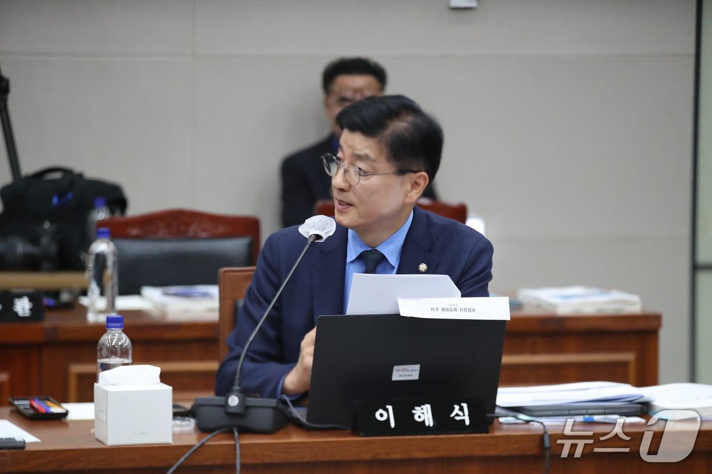 본문 이미지 - 이해식 더불어민주당 의원이 20일 경북도청에서 열린 국회 행정안전위원회(행안위)의 2026년도 국정감사에서 질의하고 있다. 2026.10.20 ⓒ 뉴스1 신성훈 기자