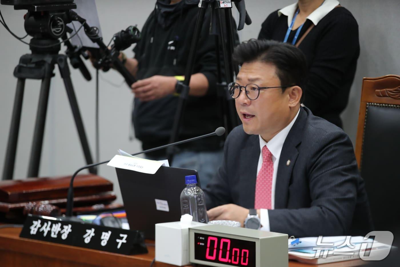 본문 이미지 - 강명구 국민의힘 의원이 20일 경북 안동 경북도청에서 열린 국회 행정안전위원회(행안위)의 2026년도 국정감사에서 질의하고 있다. 2026.10.20 ⓒ 뉴스1 신성훈 기자
