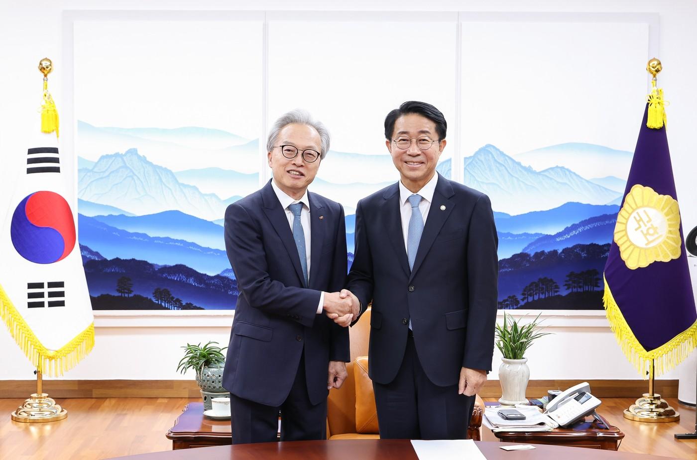 본문 이미지 - 최진식 한국중견기업연합회 회장(왼쪽)과 조정식 국회의장이 기념사진을 찍고 있다.(한국중견기업연합회 제공)
