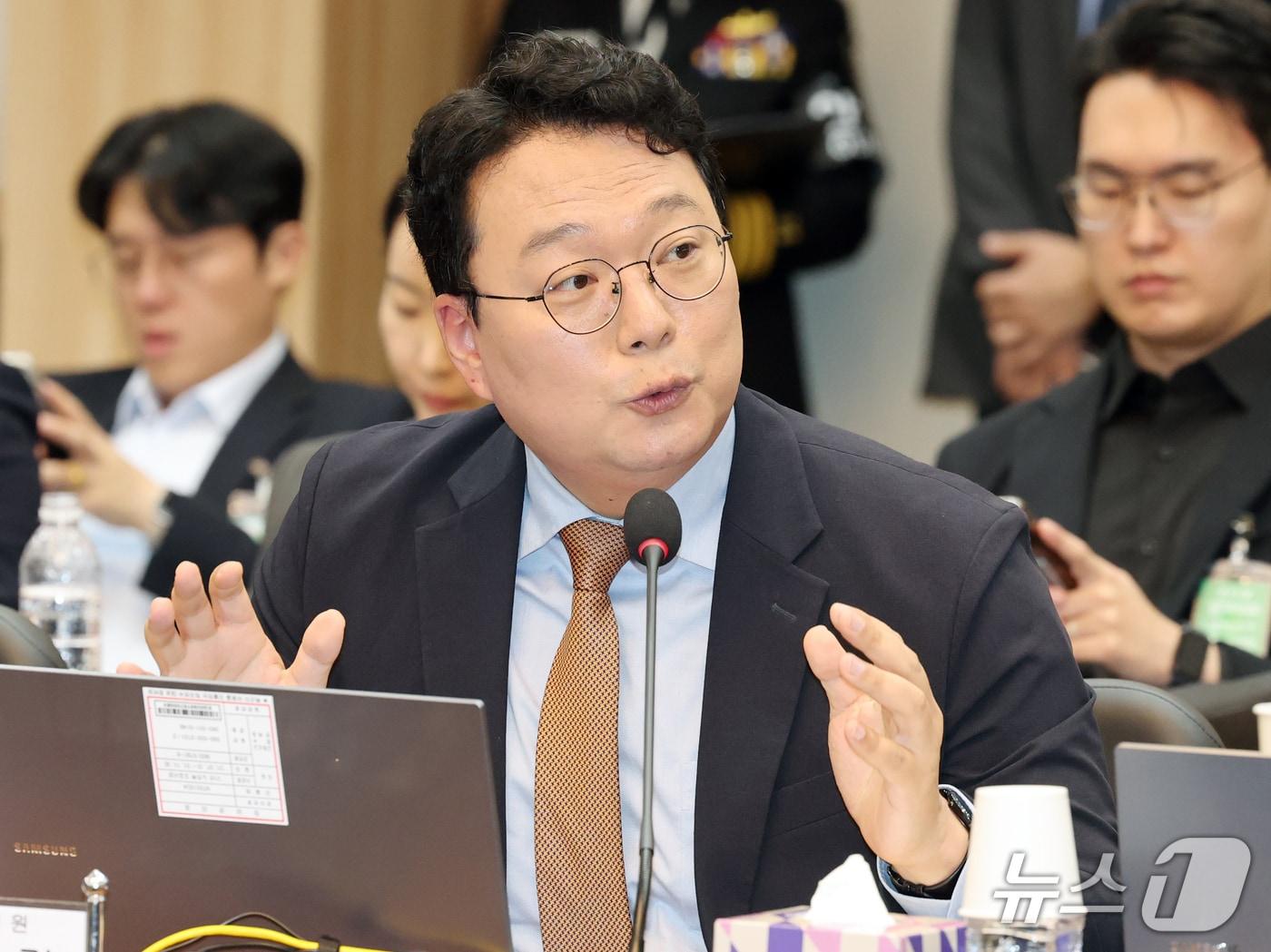 본문 이미지 - 천하람 개혁신당 의원이 20일 충남 계룡대에서 열린 국회 국방위원회의 해군본부에 대한 국정감사에서 질의하고 있다. 2026.10.20 ⓒ 뉴스1 김기태 기자