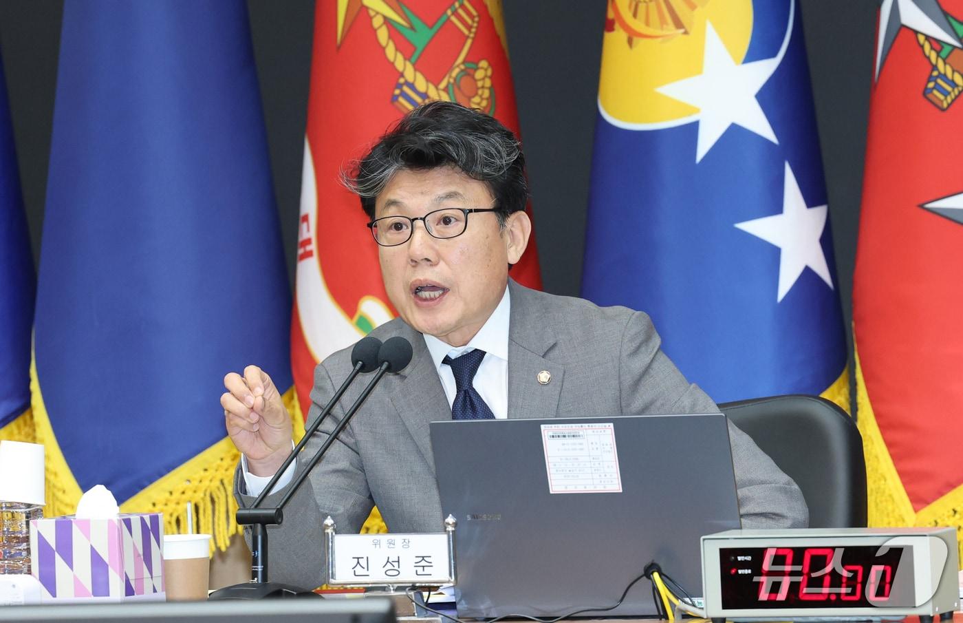 본문 이미지 - 진성준 국회 국방위원장이 지난 20일 충남 계룡대에서 열린 국방위의 해군본부에 대한 국정감사에서 발언하고 있다. 2026.10.20 ⓒ 뉴스1 김기태 기자