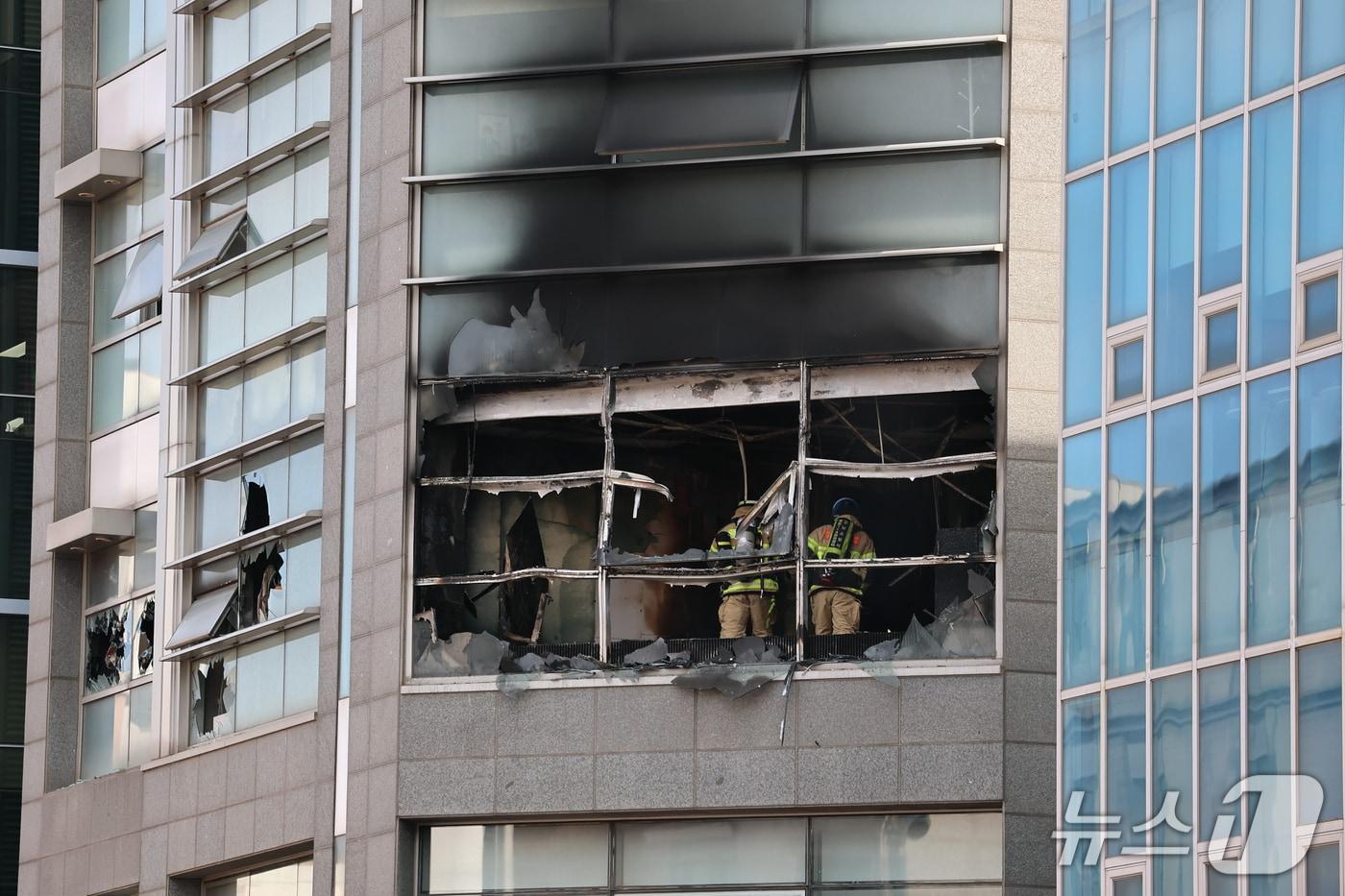본문 이미지 - 20일 서울 강남구 역삼동의 한 상가에서 화재가 발생해 소방대원들이 잔불 정리를 하고 있다. 2026.10.20 ⓒ 뉴스1 김도우 기자