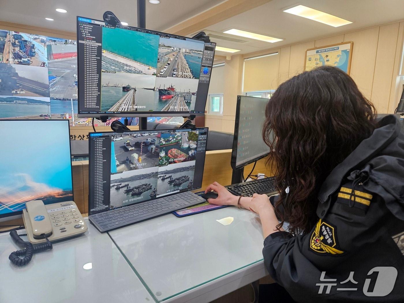 본문 이미지 - 해경이 울산 장생포항 일대 cctv 자료를 확인하고 있다.(울산해경 제공. 재판매 및 DB 금지)/뉴스1
