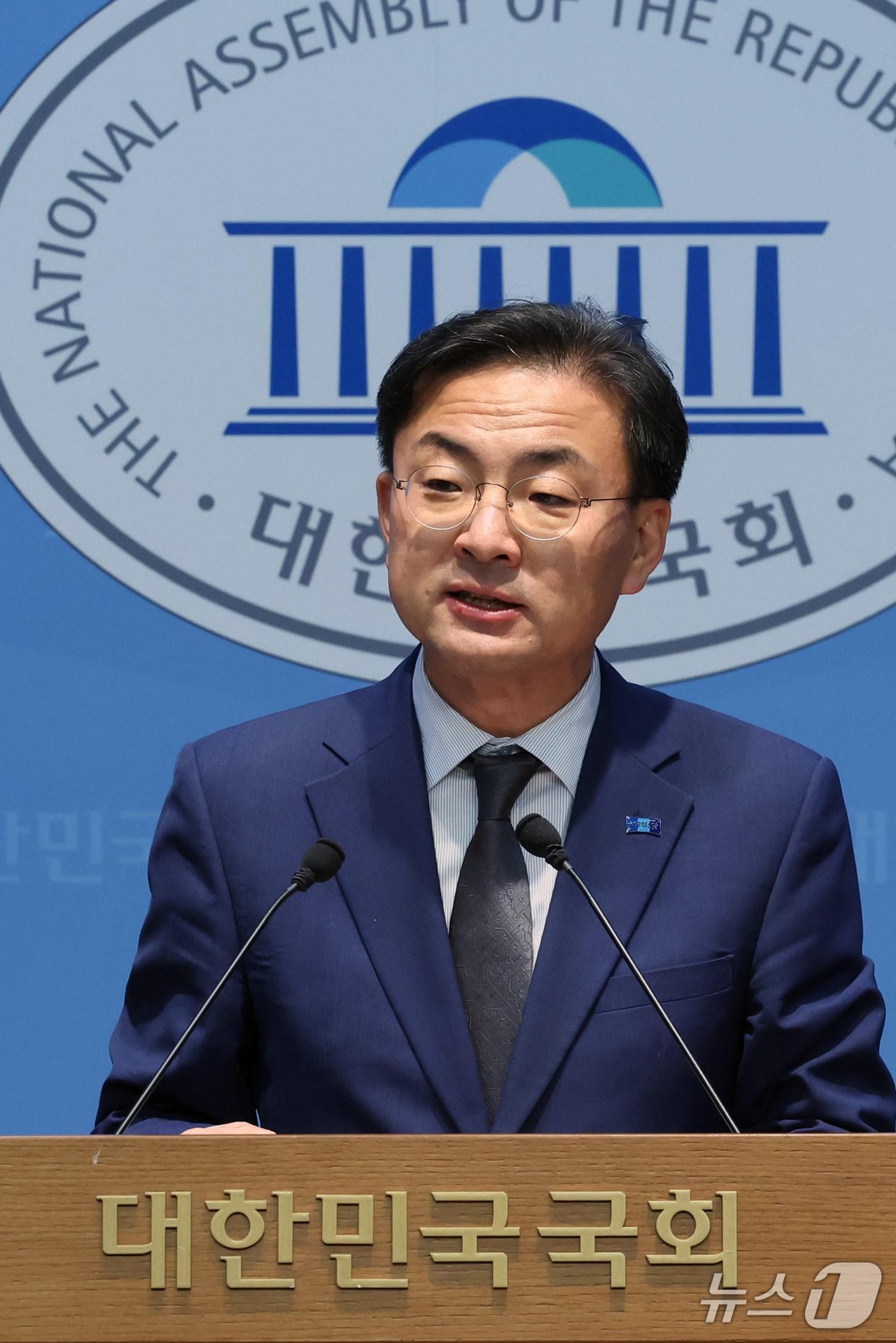 본문 이미지 - 신장식 조국혁신당 대표가 20일 오후 서울 여의도 국회 소통관에서 조희대 대법원장 탄핵과 사법개혁을 위한 공동행동 제안 기자회견을 하고 있다. 2026.10.20 ⓒ 뉴스1 황기선 기자