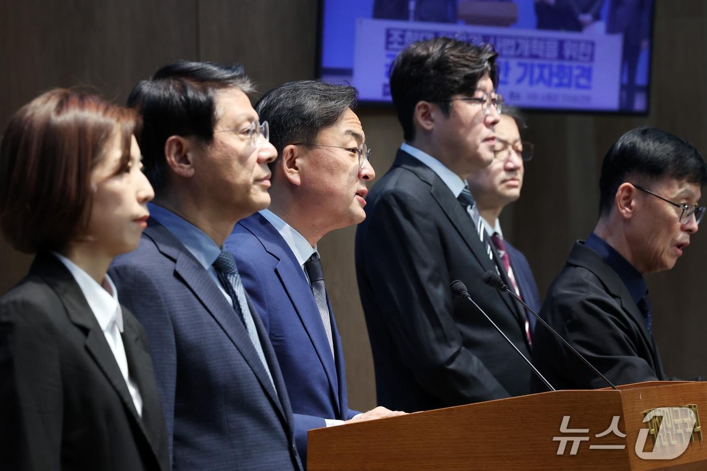 본문 이미지 - 신장식 조국혁신당 대표가 20일 오후 서울 여의도 국회 소통관에서 조희대 대법원장 탄핵과 사법개혁을 위한 공동행동 제안 기자회견을 하고 있다. 2026.10.20 ⓒ 뉴스1 황기선 기자