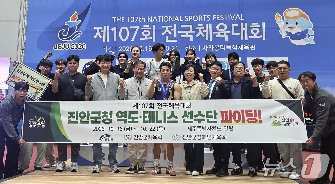 본문 이미지 - 전북 진안군청 역도선수단이 제주도에서 열리고 있는제107회 전국체육대회에 출전하여 은메달 4개, 동메달 2개를 획득했다.(진안군 제공, 재판매 및 DB 금지)2026.10.20/뉴스1