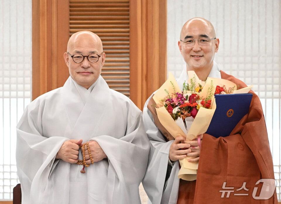 본문 이미지 - 왼쪽부터 총무원장 진우스님과 봉은사 주지 석산스님(대한불교조계종 제공. 재판매 및 DB 금지) 2026.10.20/뉴스1