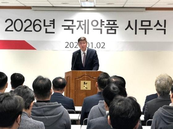 본문 이미지 - 남태훈 국제약품 대표이사(부회장)가 2026년 시무식에서 신년사를 말하고 있다.(국제약품 제공) 