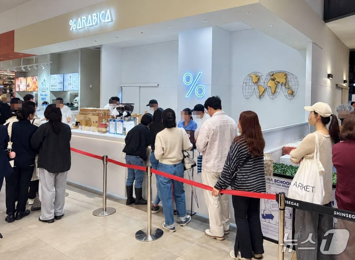 본문 이미지 - 20일 신세계 센텀에 문을 연 퍼센트 아라비카 팝업 스토어 모습(신세계 센텀 제공. 재판매 및 DB 금지)