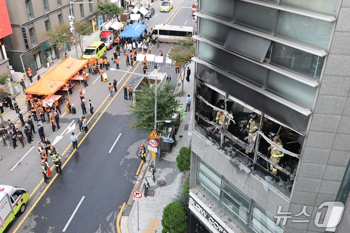 본문 이미지 - 20일 서울 강남구 역삼동 화재가 발생한 한 상가에서 소방대원들이 화재현장을 살펴보고 있다. 2026.10.20 ⓒ 뉴스1 김도우 기자