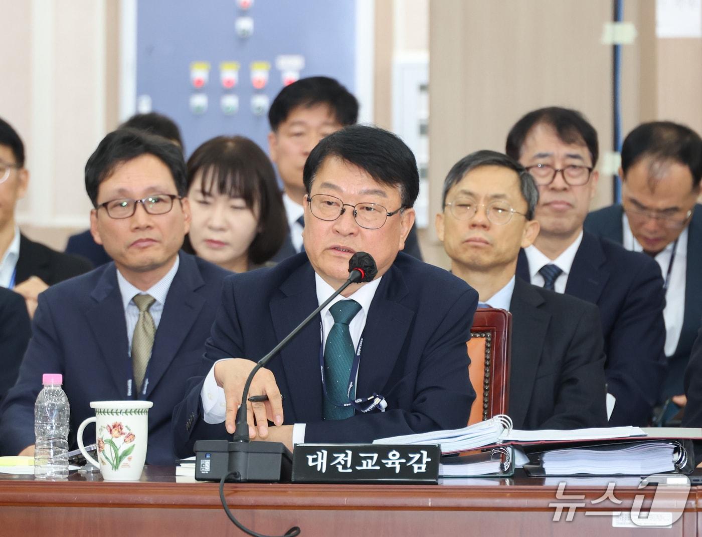본문 이미지 - 20일 전남광주통합특별시교육청에서 열린 대전·세종·충남·충북교육청 국정감사에 오석진 대전교육감이 답변하고 있다. (대전교육청 제공. 재판매 및 DB 금지) / 뉴스1