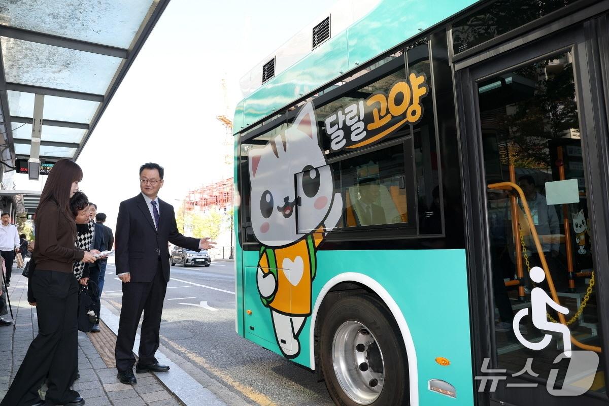본문 이미지 - 20일 고양시 대화동 버스정류장에서 열린 자율주행버스 개통식에서 민경선 시장(가운데) 승객들을 안내하고 있다. (고양시 제공,재판매 및 DB금지)