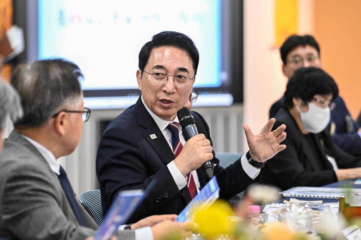 본문 이미지 - 도내 25개 대학 총·학장과 간담회 하는 박수현 충남지사 (도 제공. 재판매 및 DB 금지)/뉴스1