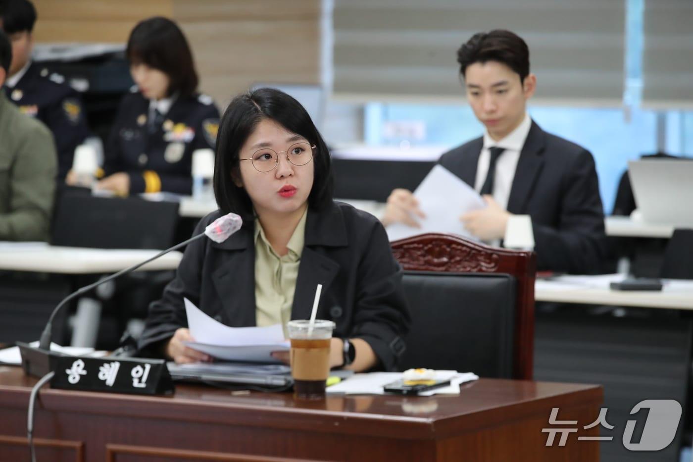본문 이미지 - 용혜인 기본소득당 의원이 20일 오후 경북 안동 풍천면 경북경찰청에서 열린 국회 행정안전위원회(행안위)의 2026년도 국정감사에서 박헌수 경북경찰청장에게 질의하고 있다. 2026.10.20 ⓒ 뉴스1 신성훈 기자