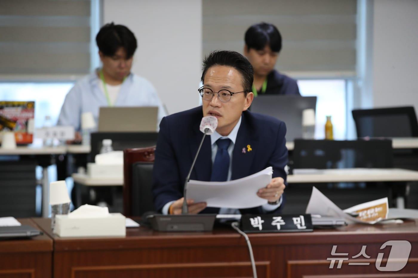 본문 이미지 - 박주민 더불어민주당 의원이 지난 20일 오후 경북 안동 풍천면 경북경찰청에서 열린 국회 행정안전위원회(행안위)의 2026년도 국정감사에서 박헌수 경북경찰청장에게 질의하고 있다. 2026.10.20 ⓒ 뉴스1 신성훈 기자