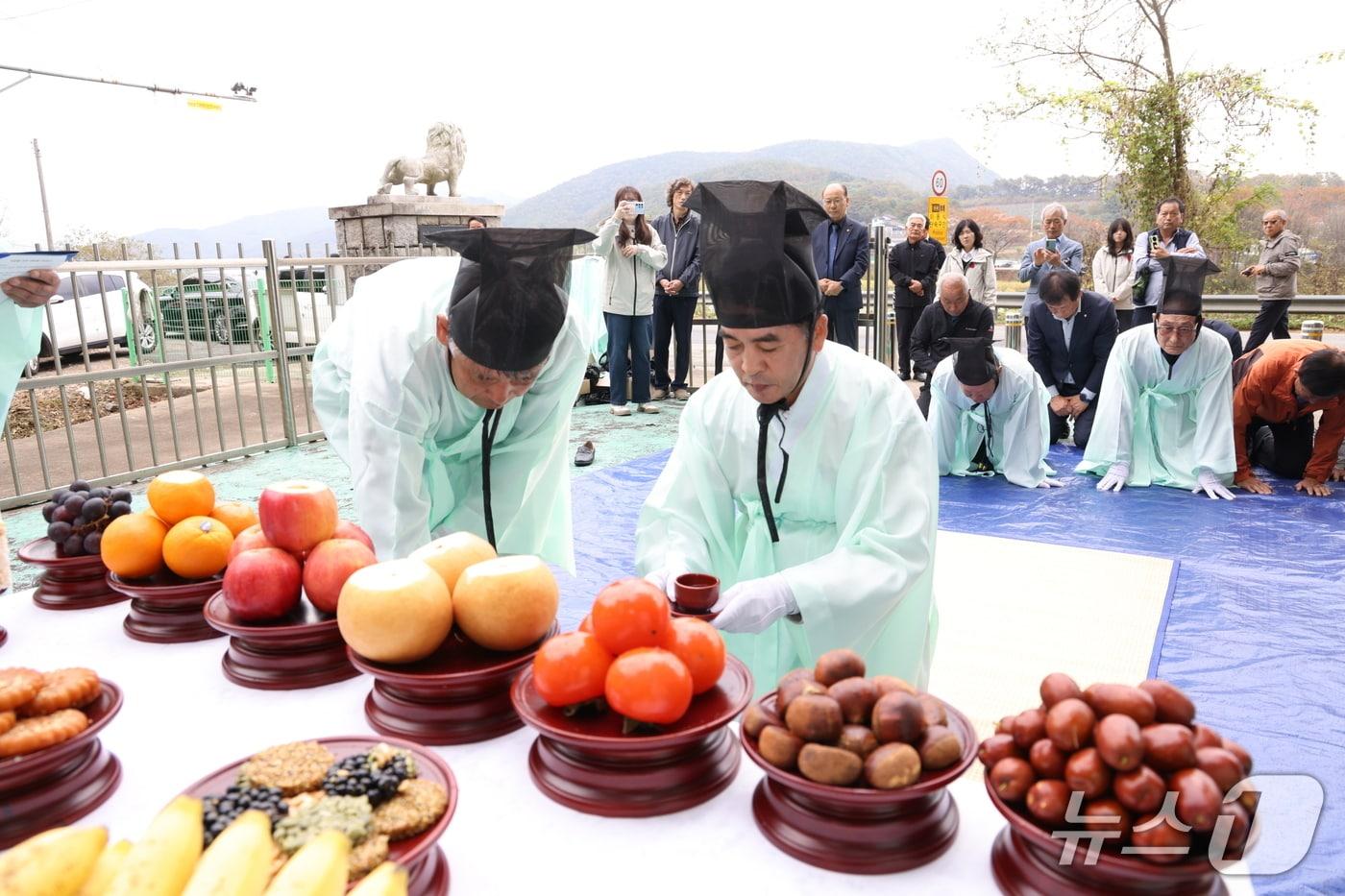 본문 이미지 - 20일 충북 보은군 내북면 이승칠 애국지사 공적비 앞에서 추모제가 거행되고 있다.(보은군 제공. 재판매 및 DB 금지) 2026.10.20/뉴스1 