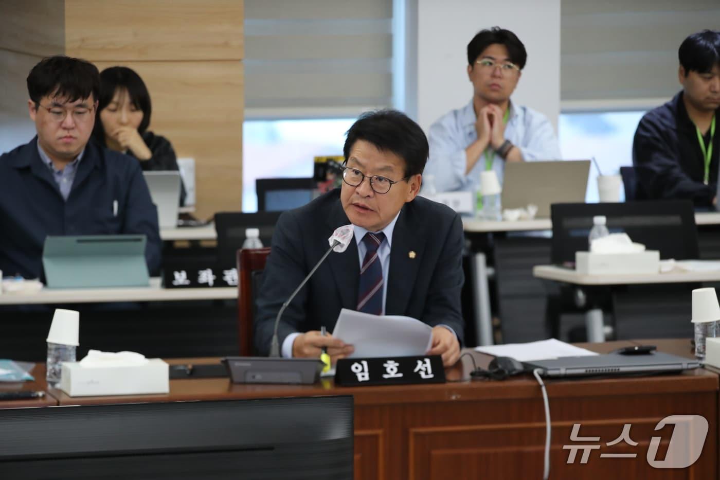 본문 이미지 - 임호선 더불어민주당 의원이 20일 오후 경북 안동 풍천면 경북경찰청에서 열린 국회 행정안전위원회(행안위)의 2026년도 국정감사에서 박헌수 경북경찰청장에게 질의하고 있다. 2026.10.20 ⓒ 뉴스1 신성훈 기자