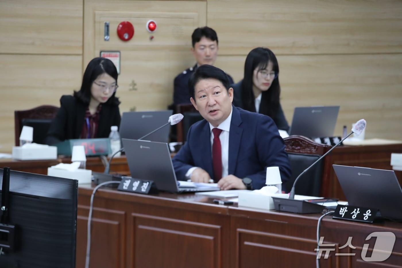 본문 이미지 - 권영진 국민의힘 의원이 20일 오후 경북 안동 풍천면 경북경찰청에서 열린 국회 행정안전위원회(행안위)의 2026년도 국정감사에서 박헌수 경북경찰청장에게 질의하고 있다. 2026.10.20 ⓒ 뉴스1 신성훈 기자