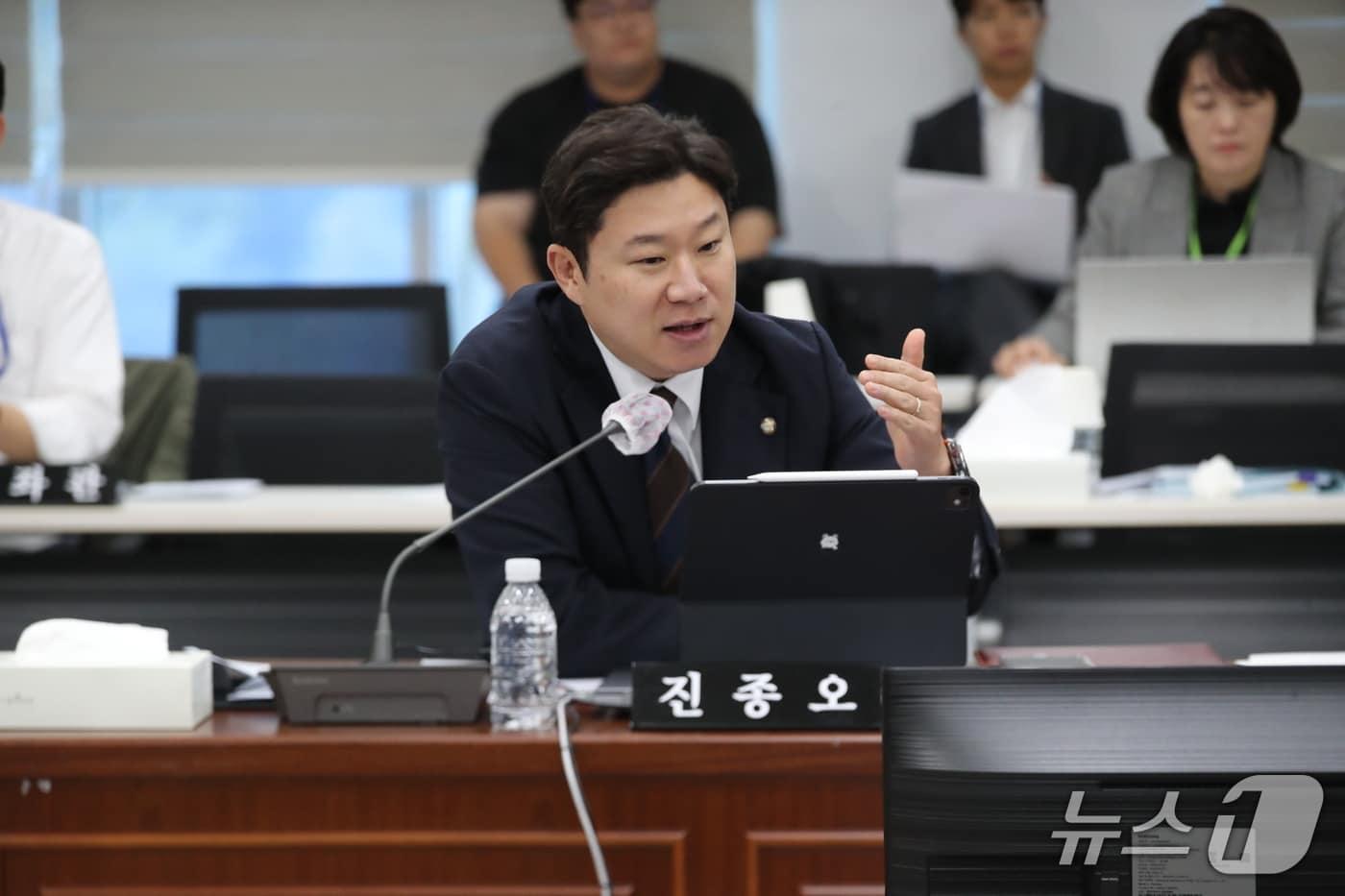 본문 이미지 - 진종오 국민의힘 의원이 20일 오후 경북 안동 경북경찰청에서 열린 국회 행정안전위원회(행안위)의 2026년도 국정감사에서 박헌수 경북경찰청장에게 질의하고 있다. 2026.10.20 ⓒ 뉴스1 신성훈 기자