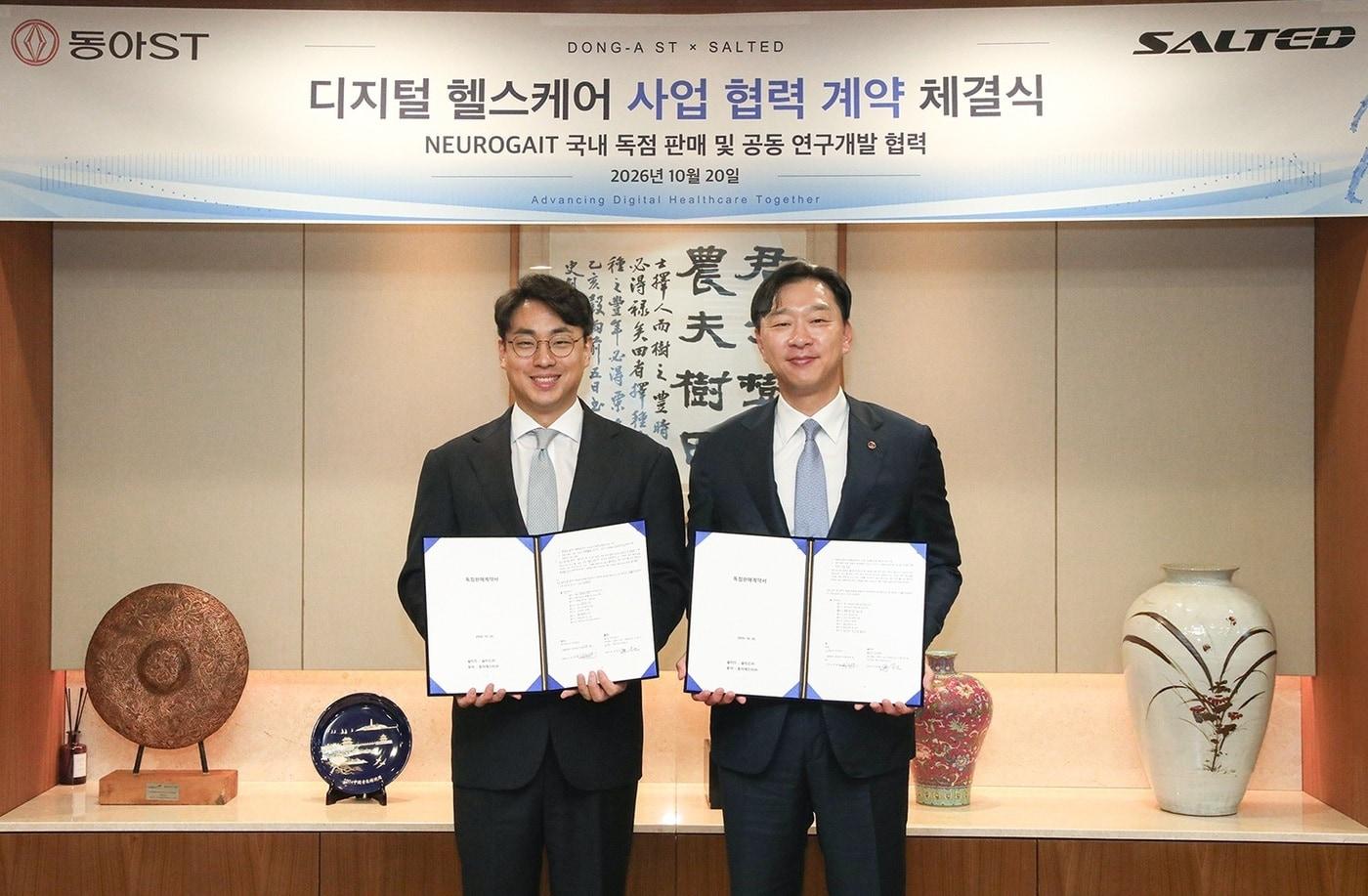 본문 이미지 - 동아에스티-솔티드 디지털 헬스케어 사업 협력 계약 체결식에서 동아에스티 정재훈 사장(오른쪽)과 솔티드 조형진 대표이사가 기념 사진을 촬영하고 있다. (동아제약 제공) 
