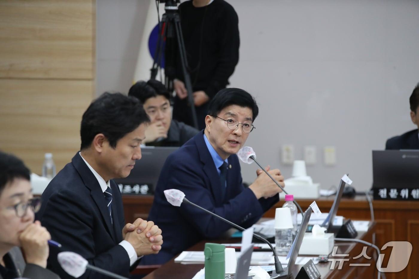 본문 이미지 - 이해식 더불어민주당 의원이 20일 오후 경북 안동 풍천면 경북경찰청에서 국회 행정안전위원회(행안위)의 2026년도 국정감사에서 박헌수 경북경찰청장에게 질의하고 있다. 2026.10.20 ⓒ 뉴스1 신성훈 기자
