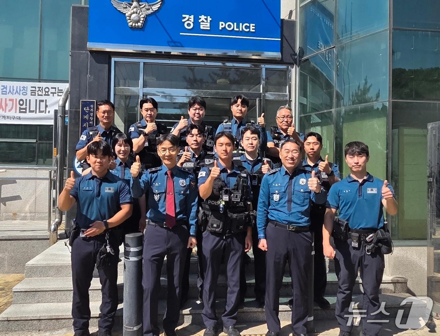 본문 이미지 - 강원 원주경찰서 단계지구대 대원들.(강원경찰청 제공. 재판매 및 DB 금지)/뉴스1