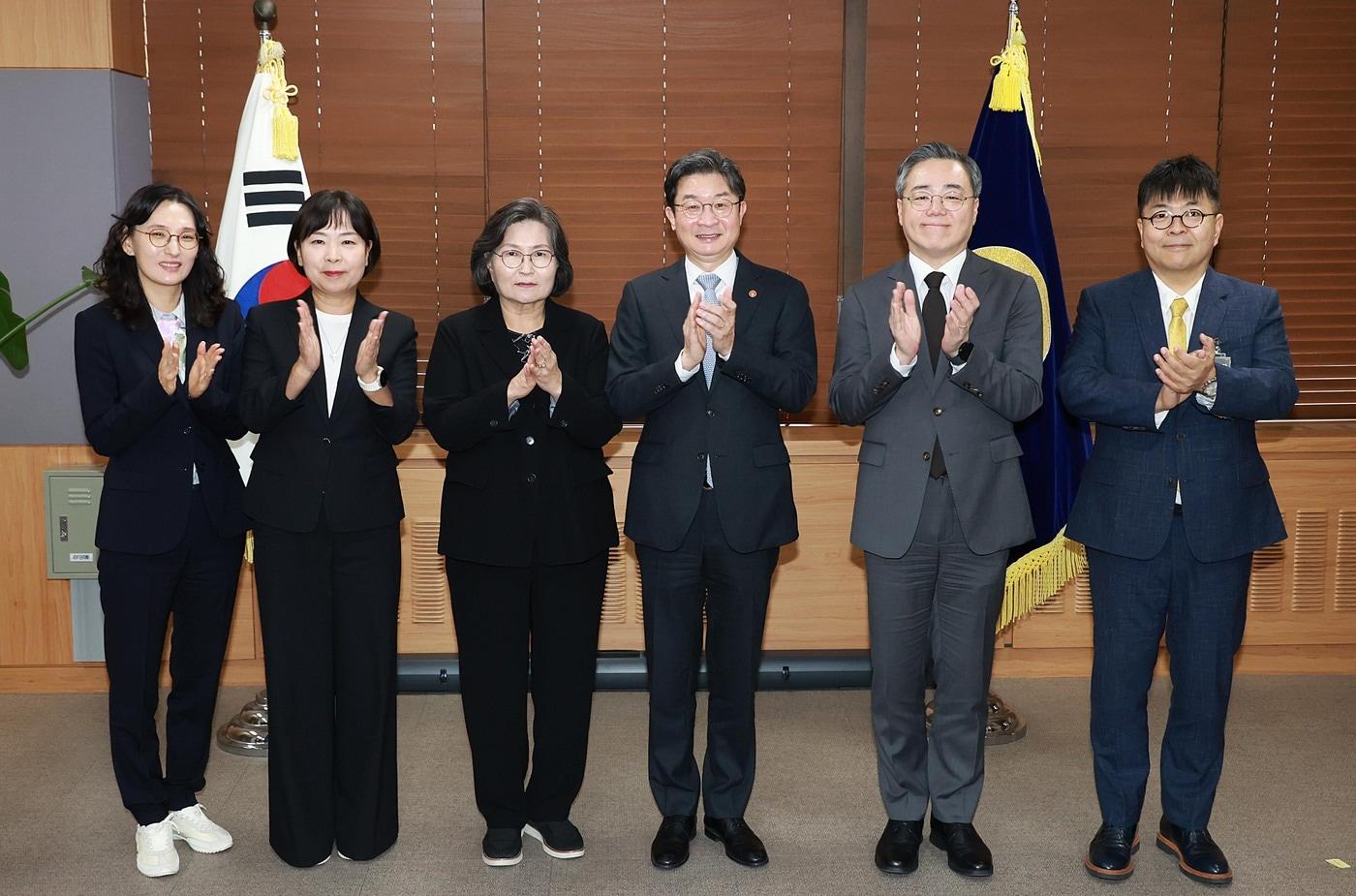 본문 이미지 - 이억원 금융위원장이 20일 오후 서울 종로구 정부서울청사에서 제6기 금융위원회 옴부즈만 위촉식을 개최하고, 문미란 한국소비자단체협의회장을 위원장으로 총 5명의 외부전문가를 옴부즈만 위원으로 위촉했다.(금융위원회 제공)