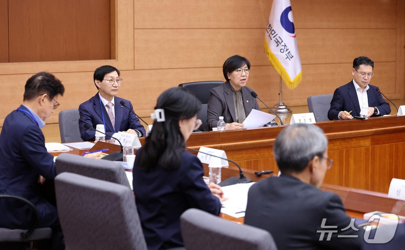 본문 이미지 - 정은경 보건복지부 장관이 20일 서울 종로구 정부서울청사에서 열린 2026년도 제7차 국민연금기금운용위원회에서 모두발언을 하고 있다. 2026.10.20 ⓒ 뉴스1 김성진 기자